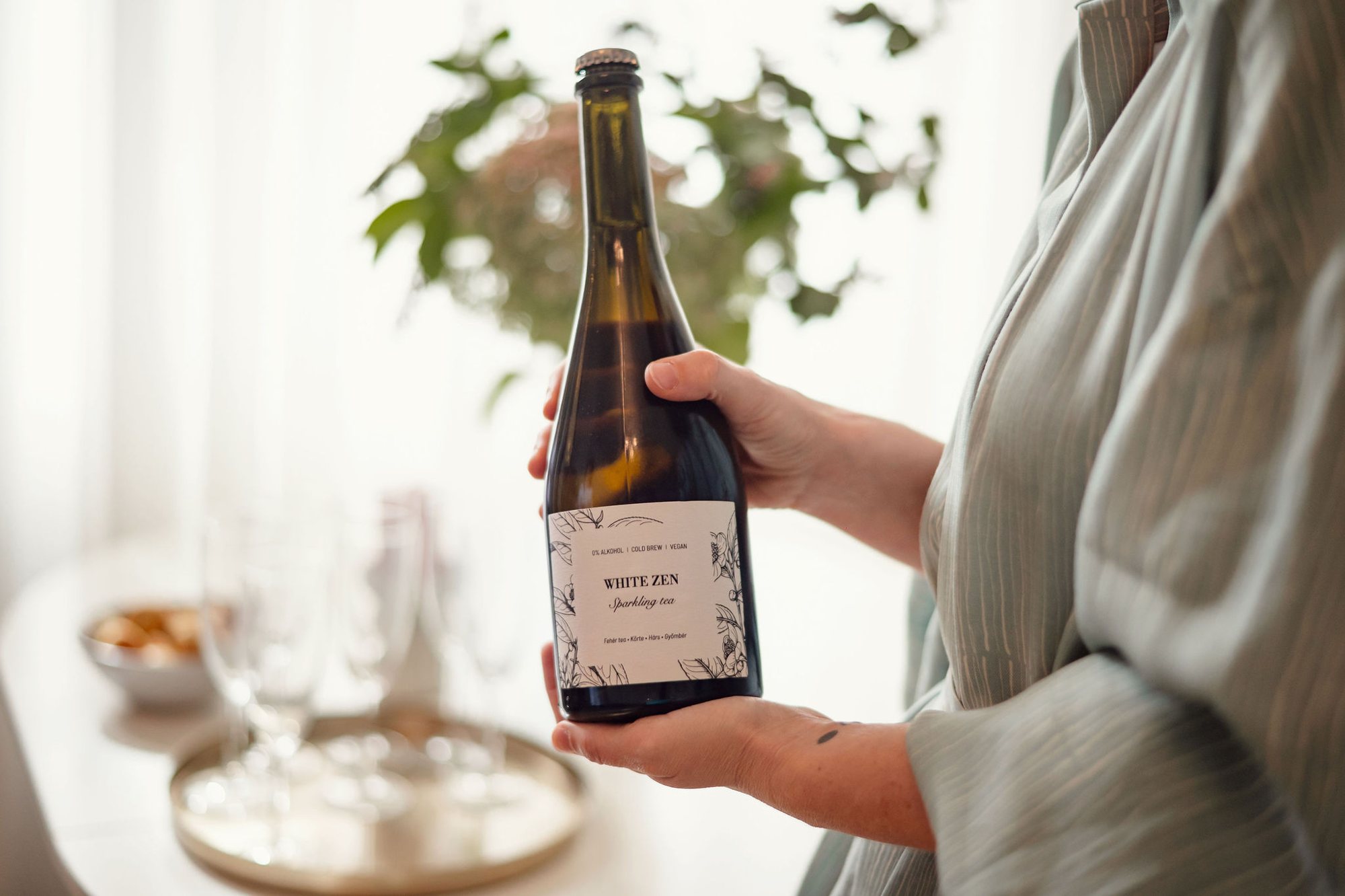 White Zen alkoholmentes sparkling tea palack kézben