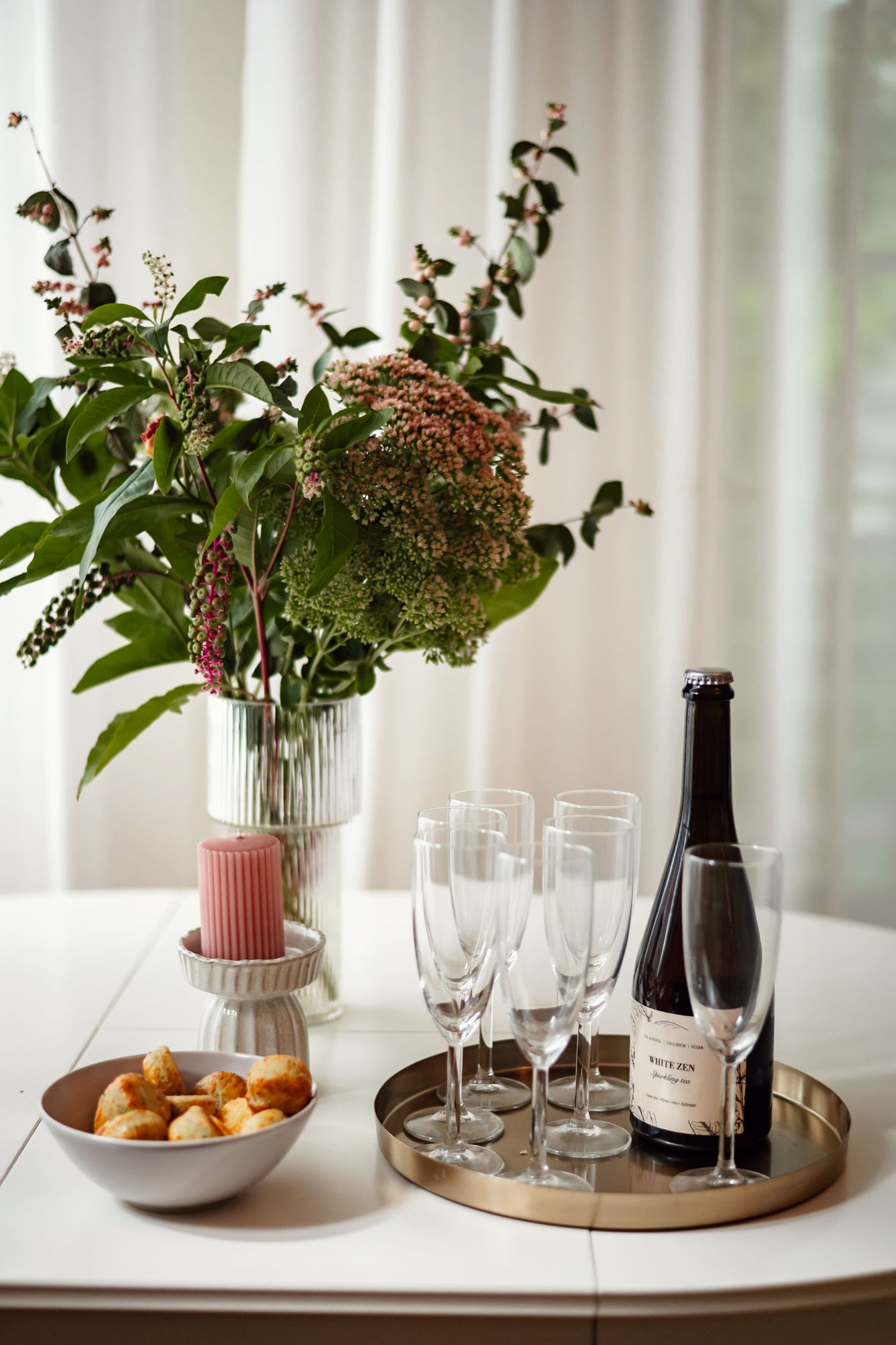 White Zen sparkling tea pezsgőspoharakkal, ünnepi asztalon